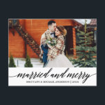 Cartão Postal Foto de Casamento por Feliz e Caligrafia Moderna<br><div class="desc">Cartaz de Casamento de Script de Caligrafia Elegante Moderno Foto Casada e Feliz de Natal</div>