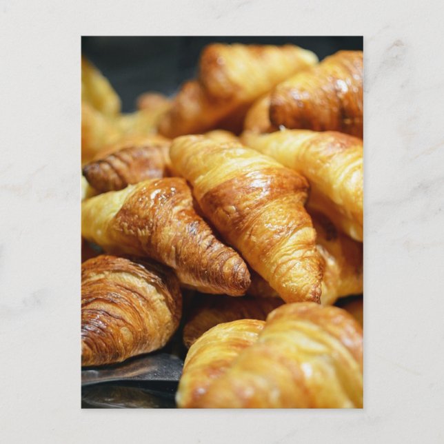 Cartão Postal Foto de croissant iummy com uma fofa da turnê (Frente)