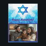 Cartão Postal 🕎 Foto de Hanukkah, Estrela Espumante<br><div class="desc">Este cartão Chanucá apresenta uma estrela azul cintilante de David no topo, colocada contra um fundo azul mais claro com efeito de brilho festivo. Abaixo da estrela, a mensagem "Feliz Chanucá!" é escrita em elegante branco cursivo em uma faixa azul escura. A metade inferior da placa inclui uma área de...</div>
