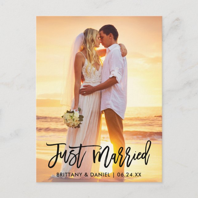 Cartão Postal Foto de Just Married com Modern Brush Script (Frente)
