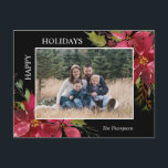 Cartão Postal Foto de Natal Feliz de Poinsettia<br><div class="desc">Carteira familiar adorável, com flores buquê de poinsettia pintadas manualmente, e holly em cores verdes e profundas vermelhas de morango e fundo preto. Fácil de editar o cartão adicionando a sua família Foto / imagem e texto. FÉRIAS FELIZES - pode ser mudado para NATAL DE MERCADORIAS. Faz cartões de excelente...</div>