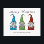 Cartão Postal Foto de Natal minimamente personalizada do Gonk<br><div class="desc">Mande a sua família e amigos este cartão-postal de natal simplista e lindo. Com 3 gnomos/gnomos, o texto "MERRY CHRISTMAS" e o nome da família. A parte de trás do cartão de posto tem um modelo de texto que diz 'QUE ANO!, Uma pandemia mundial, escolaridade domiciliar, trabalho em casa, isolamento,...</div>