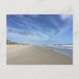 Cartão Postal Foto de uma cena de praia baixa com nuvens azuis