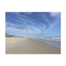 Foto de uma cena de praia baixa com nuvens azuis