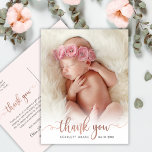 Cartão Postal Foto Do Bebê, Script Rosa Gold Simples - Obrigado<br><div class="desc">Caligrafia Moderna Simples Elegante Rose Gold Script Photo Newborn Baby Obrigado Postcard. Apresenta um belo texto de "obrigado" em um script de fonte de alta definição caligráfica manuscrito cursivo em folha de ouro rosa (ou folha de cor rosa). No lado inverso, mensagem pessoal pré-feita em fundo rosa-claro. Excelente para a...</div>