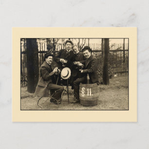 Cartão Postal Foto dos amigos do bebendo de cerveja Vintage dos 