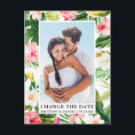 Cartão Postal Foto Floral Tropical Moderna Altera A Data<br><div class="desc">Moderno Floral Tropical,  Verde e Folhas de Palma Mudam A Data de Casamento Adiando Novo Casal de Data de Casamento Cartão-Postal</div>