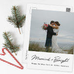 Cartão Postal Foto Mínima Moderna Casada e Brilhante<br><div class="desc">Cartões postais de Natal recém-projetados e personalizados,  com design moderno de letras brancas e pretas,  com sua mensagem personalizada de cartões de natal.</div>