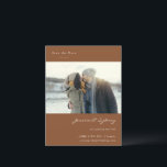 Cartão Postal Foto Moderna Minimalista Sienna Brown Salva A Data<br><div class="desc">Casamento de Script Moderno Minimalista Sienna Brown Salve o Cartão-Postal de Data com Sua Foto</div>