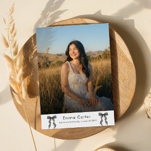 Cartão Postal Foto Moderno com Arco Preto e Letra de Graduação O