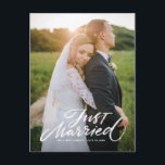 Cartão Postal Foto vertical do Recem casados Rústico de Letra do<br><div class="desc">Recem casados! Anuncie seu elogio ou casamento com este cartão postal de recem casados. Ele contém letras de pincel com simples tipografia. Personalize adicionando seus nomes, data do casamento, mensagem e fotos. Este cartão de recem casados é perfeito para qualquer tema de casamento e estação. Está disponível como cartão plano,...</div>