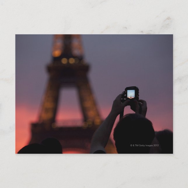 Cartão Postal Fotografando a Torre Eiffel com um smartphone (Frente)