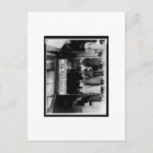 Cartão Postal Fotografia de Vintage contra a Mulher sofrendo Pos