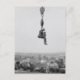 Cartão Postal Fotógrafo Com Câmera Suspensa Do Gancho