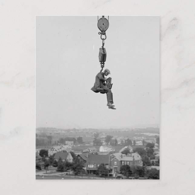 Cartão Postal Fotógrafo Com Câmera Suspensa Do Gancho (Frente)