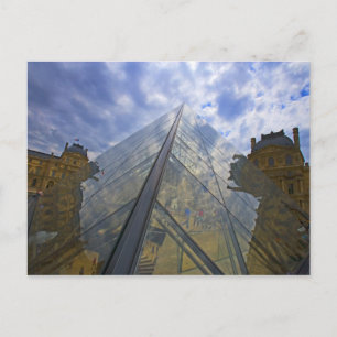 Cartão Postal França, Paris. As nuvens refletem sobre o Louvre
