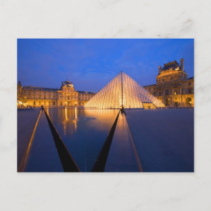 Cartão Postal França, Paris. O museu do Louvre ao crepúsculo.