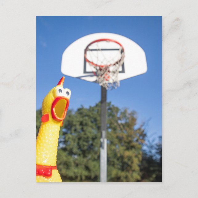 Cartão Postal Frango de borracha jogando basquete (Frente)