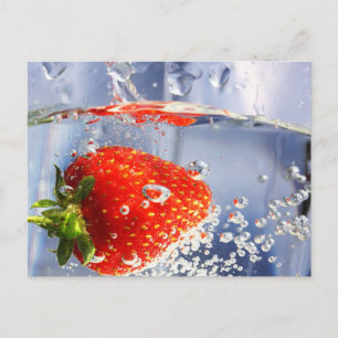 Cartão Postal Fruta de morango em fotografia d'água linda
