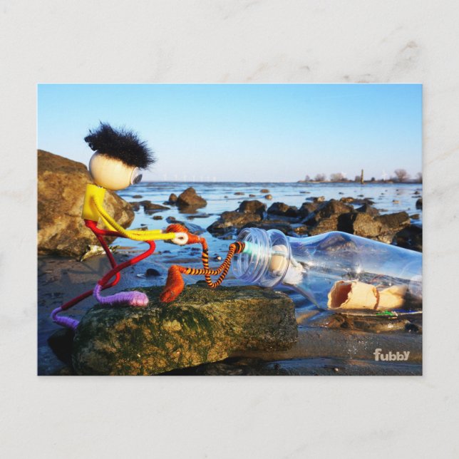 Cartão Postal Fubby met flessenpost aan de kust. (Frente)
