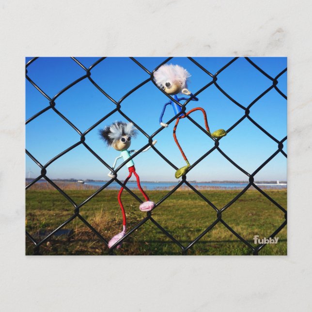Cartão Postal Fubby's die een hek beklimmen. (Frente)