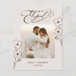 Cartão Postal Fugimos para o Casamento Bege Caligrafia Anúncio d