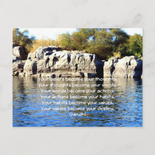 Cartão Postal Gandhi Wisdom dizendo citação sobre o destino