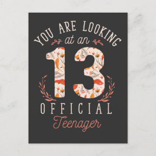 Cartão Postal Garota 13 de Aniversário Olhando para um Adolescen