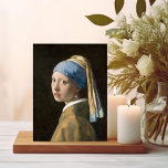 Cartão Postal Garota com pérolas | Johannes Vermeer<br><div class="desc">Rapariga com brinco de pérola (c. 1665) | Arte original do pintor do período barroco neerlandês Johannes Vermeer (1632-1675). Vermeer é conhecido por pintar cenas da vida de classe média. A maior parte das suas obras estão instaladas nas mesmas salas interiores da sua própria casa. Ele não era um artista...</div>