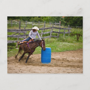 Cartão Postal Garota do cavalo praticando corridas de barril em