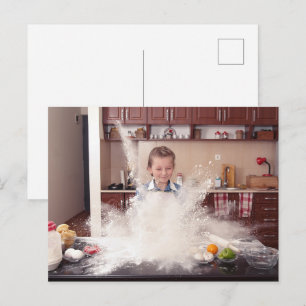 Cartão Postal Garota engraçada na cozinha desorganizada