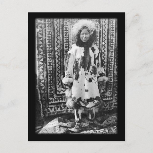 Cartão Postal Garota esquimó do Alasca em roupas tradicionais de (Frente)