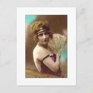 Cartão Postal garota flapper roxa com um leque