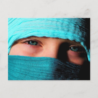 Cartão Postal Garota Pequena no Mar Turquesa