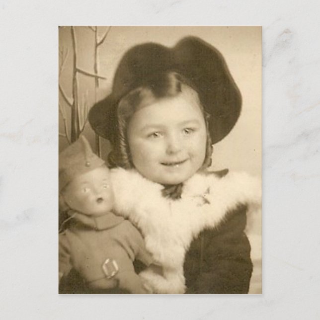 Cartão Postal garotinha com posto de boneca (Frente)