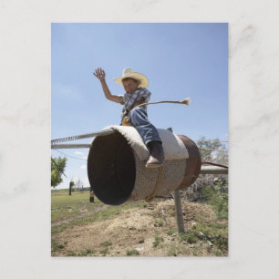 Cartão Postal Garoto (8-10) cavalgando touro-rodeio improvisado