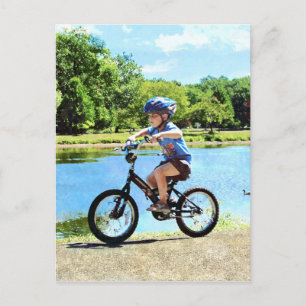 Cartão Postal Garoto em Sua Bicicleta