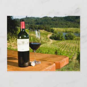 Cartão Postal Garrafa de vinho tinto e de vidro na mesa