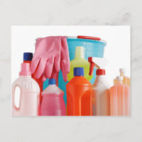 garrafas e baldes de detergentes