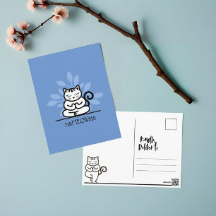 Cartão Postal Gato de NaMEOWste em um Yoga Meditando Azul