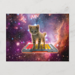 Cartão Postal Gato em sintetizadores no espaço
