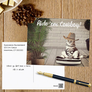 Cartão Postal Gato Engraçado com Cowboy Hat Riding Vacuum Cleane