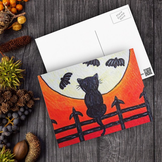Cartão Postal Gato numa cerca nos morcegos da lua (Silhouette black cat on fence watching fly bats in full moon on orange Halloween postcard.)