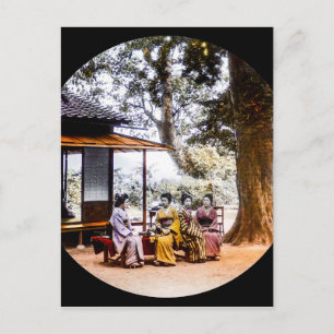 Cartão Postal Geisha visitando o lado de fora de uma casa de chá