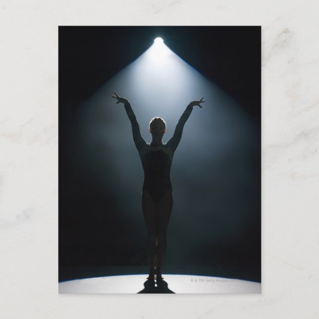 Cartão Postal ginasta feminina atuando em holofote, estúdio (Frente)