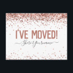 Cartão Postal Girly Glitter, mudei-me personalizado<br><div class="desc">Movi uma tipografia elegante movendo o postal de anúncio. Design simples de brilho feminino.</div>