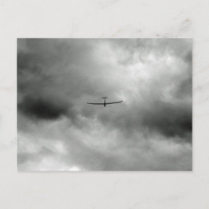Cartão Postal Glider voando no céu das cinzas