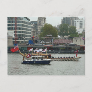 Cartão Postal "Gloriana" passa por torre