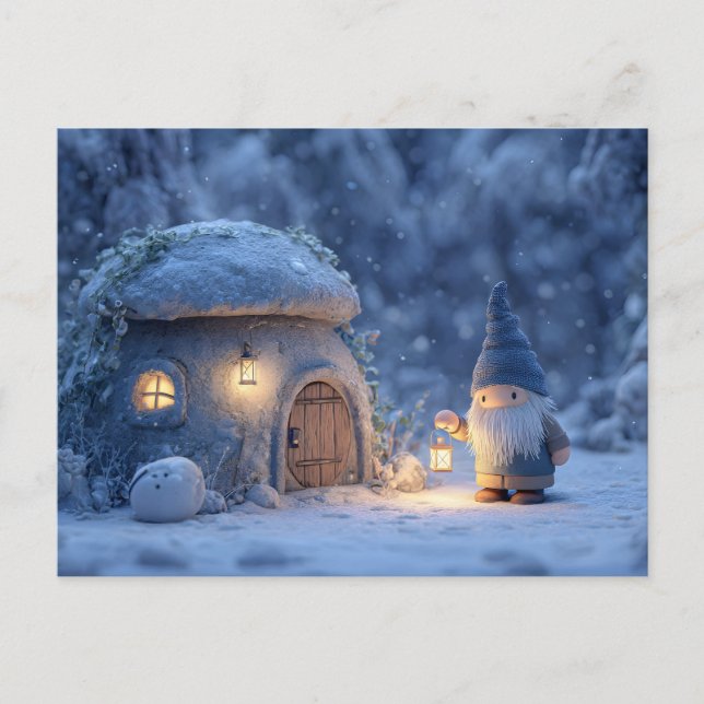 Cartão Postal Gnome with a Lantern Outside a Snowy Stone Hut (Frente)