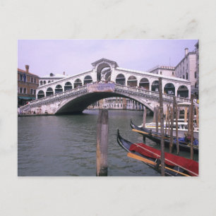 Cartão Postal Gôndolas e turistas perto da Ponte de Rialto